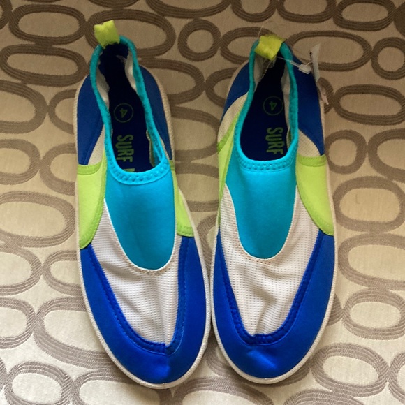Surf Moc Shoes Nwt Girls Surf Moc Blue White And Green Water